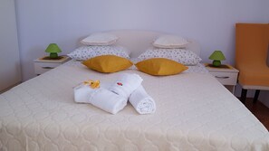 Quarto casal, sacada | Ferros/tábuas de passar roupa, Wi-Fi de cortesia, roupa de cama
