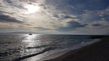 Pantai di sekitar, pasir putih, dan 4 bar pantai