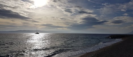 Una playa cerca, arena blanca, 4 bares en la playa