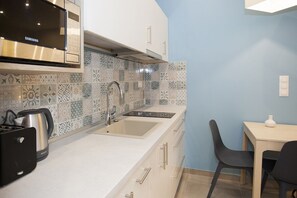 Fridge, microwave, oven, dishwasher - Amilia apartment -Its a cosy little studio apartment in the heart of the city (VII. kerület)