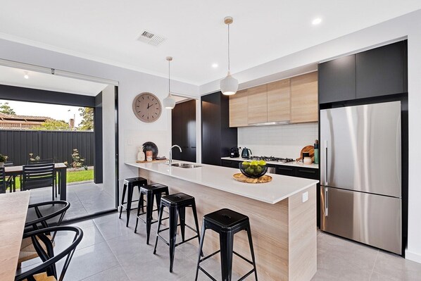 Jääkaappi, mikroaaltouuni, uuni, astianpesukone