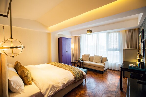 Desk, blackout drapes, free WiFi - Qianna Lvcheng Boutique Hotel Zijingshan (Zhengzhou)