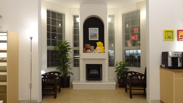 A cozy living room with a fireplace, large windows, and a coffee machine. - Family Lodge Hatagoya Sanuki Kanonji (Kanonji)