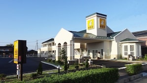A hotel with a central tower, a covered entrance, and a parking lot. - Family Lodge Hatagoya Sakaiminato (Sakaiminato)