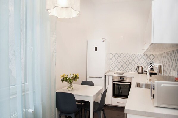 Microwave, oven, dishwasher, cookware/dishes/utensils