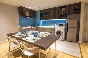 Frigorífico grande, microondas y hervidor eléctrico