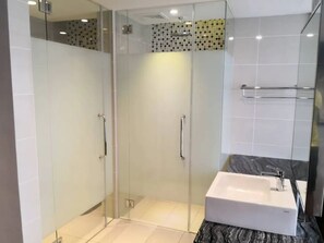 Separate bathtub and shower, free toiletries, hair dryer, towels - D'Majestic Place by Homes Asian 2 (Kuala Lumpur)