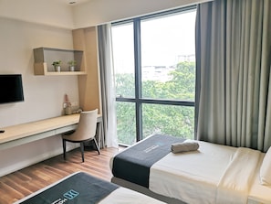 Minibar, värdeförvaringsskåp på rummet och skrivbord