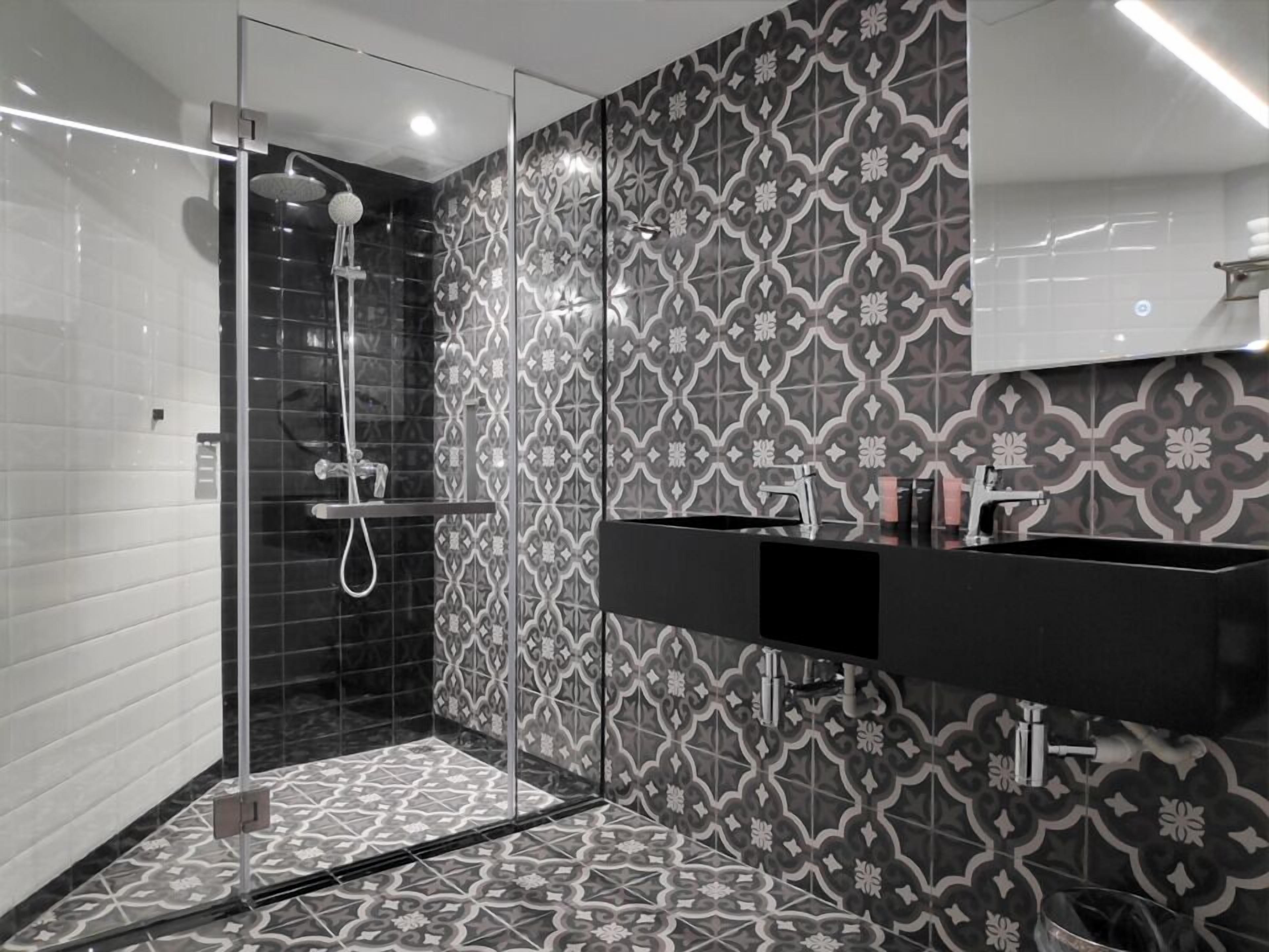 shower, free toiletries, slippers, towels