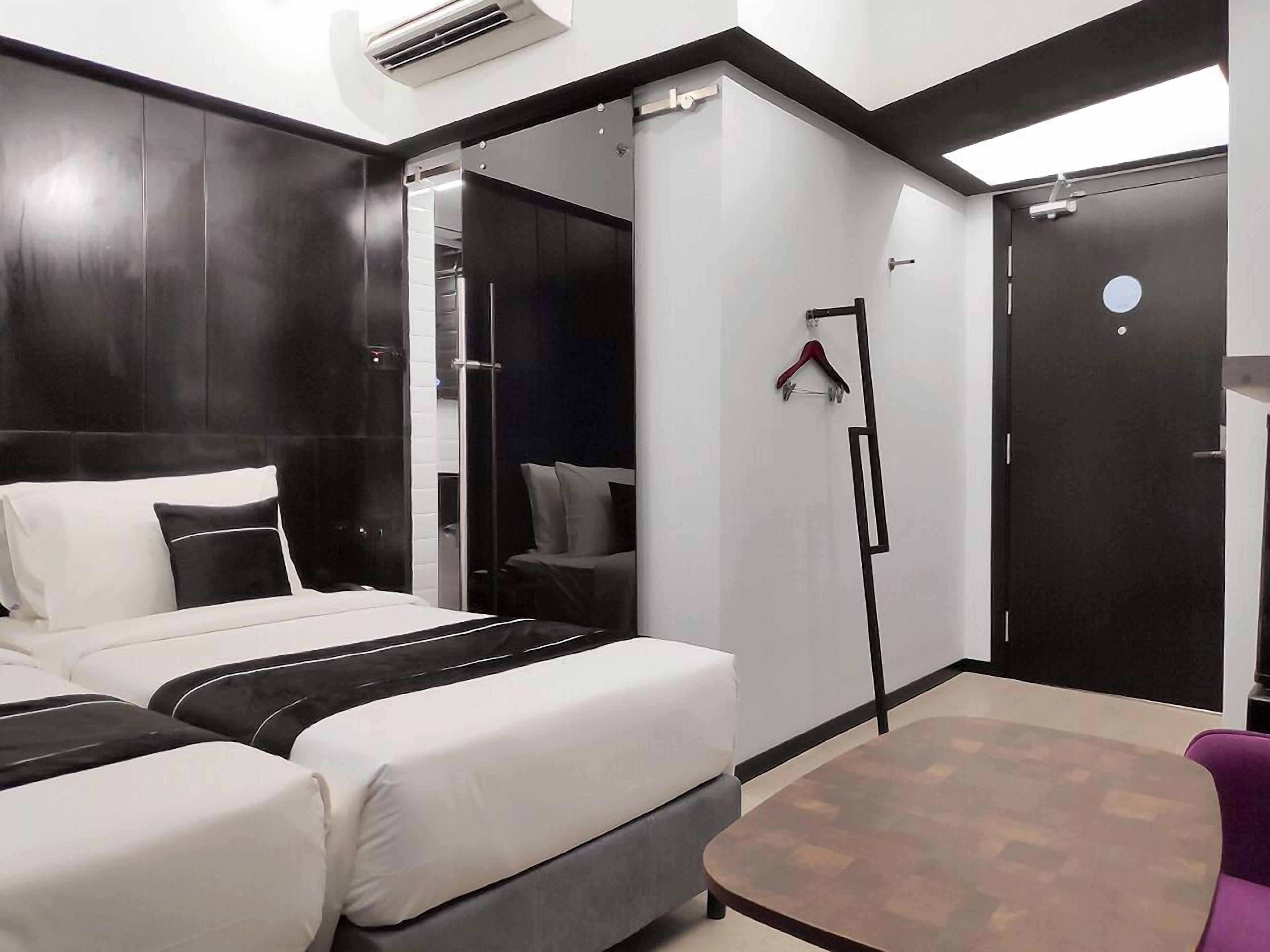 violet standard (1 queen or 2 single beds) | 1 bedroom, minibar, in-room safe, desk