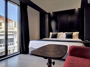Minibar, in-room safe, desk, laptop workspace - Loop On Leith Hotel Penang (George Town)