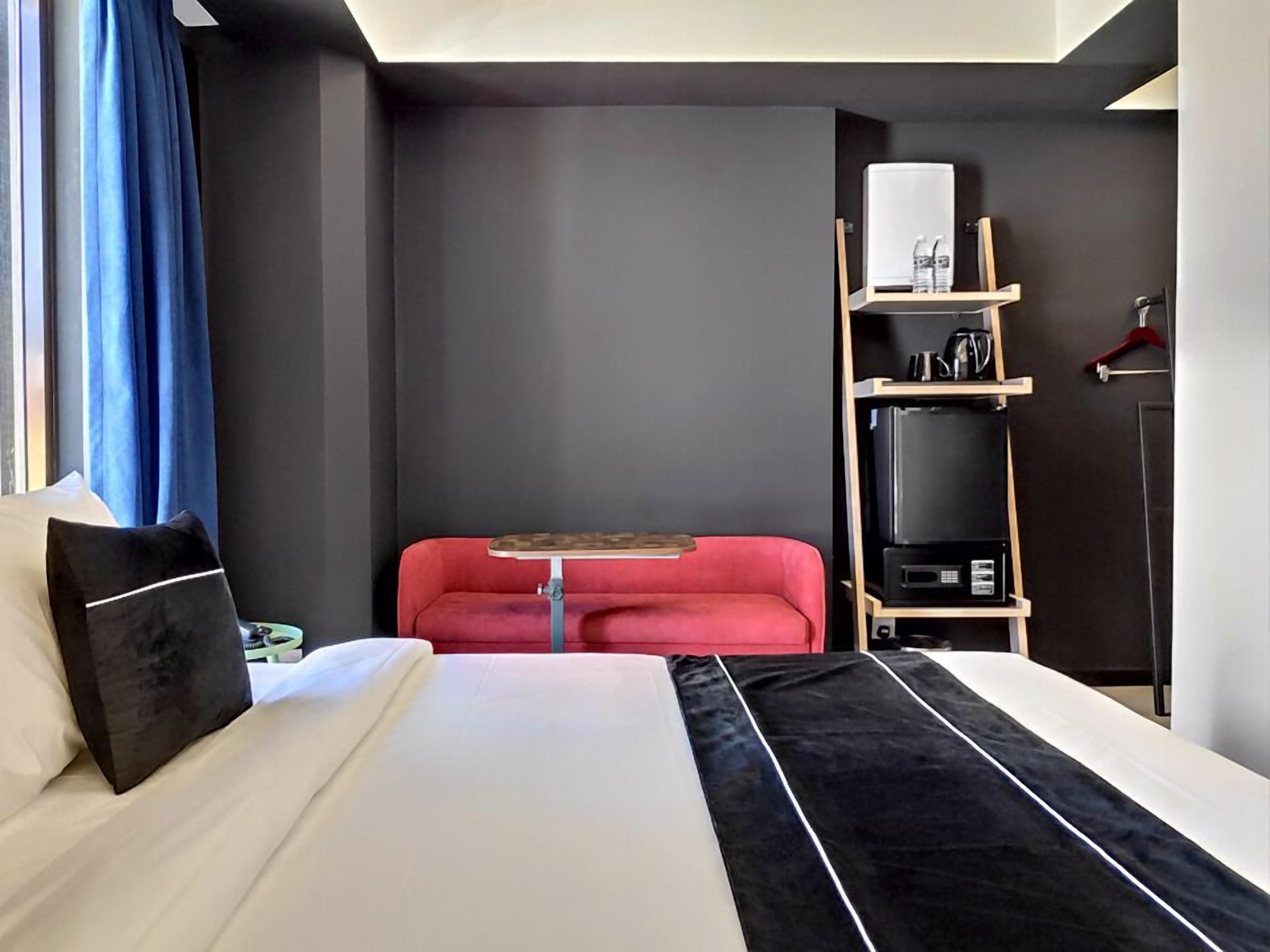 cyan premier (1 queen or 2 single beds) | 1 bedroom, minibar, in-room safe, desk