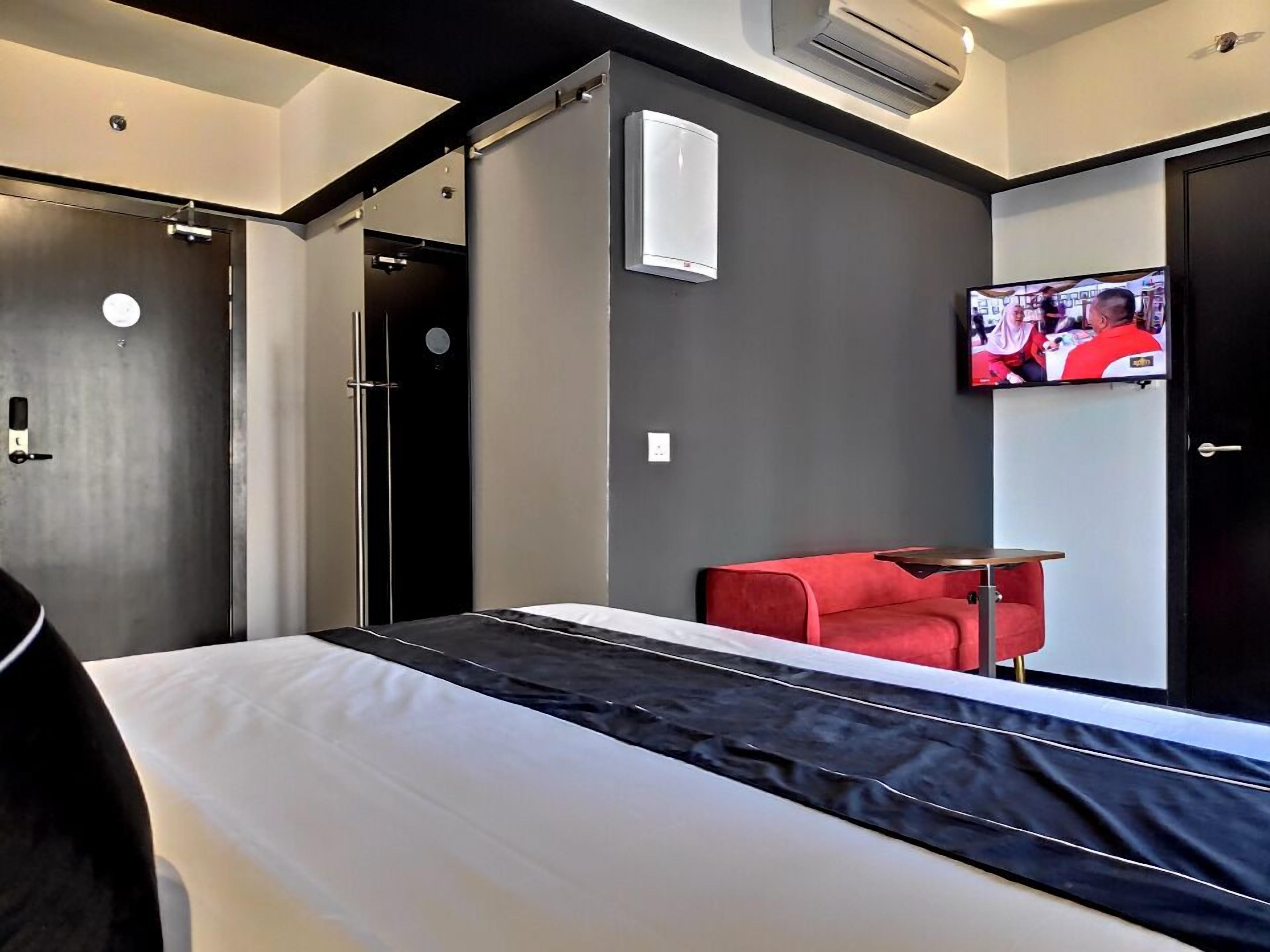 loop connecting | 1 bedroom, minibar, in-room safe, desk