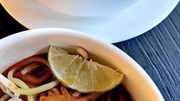 Desayuno de cocina local (MYR 18.00 por persona)