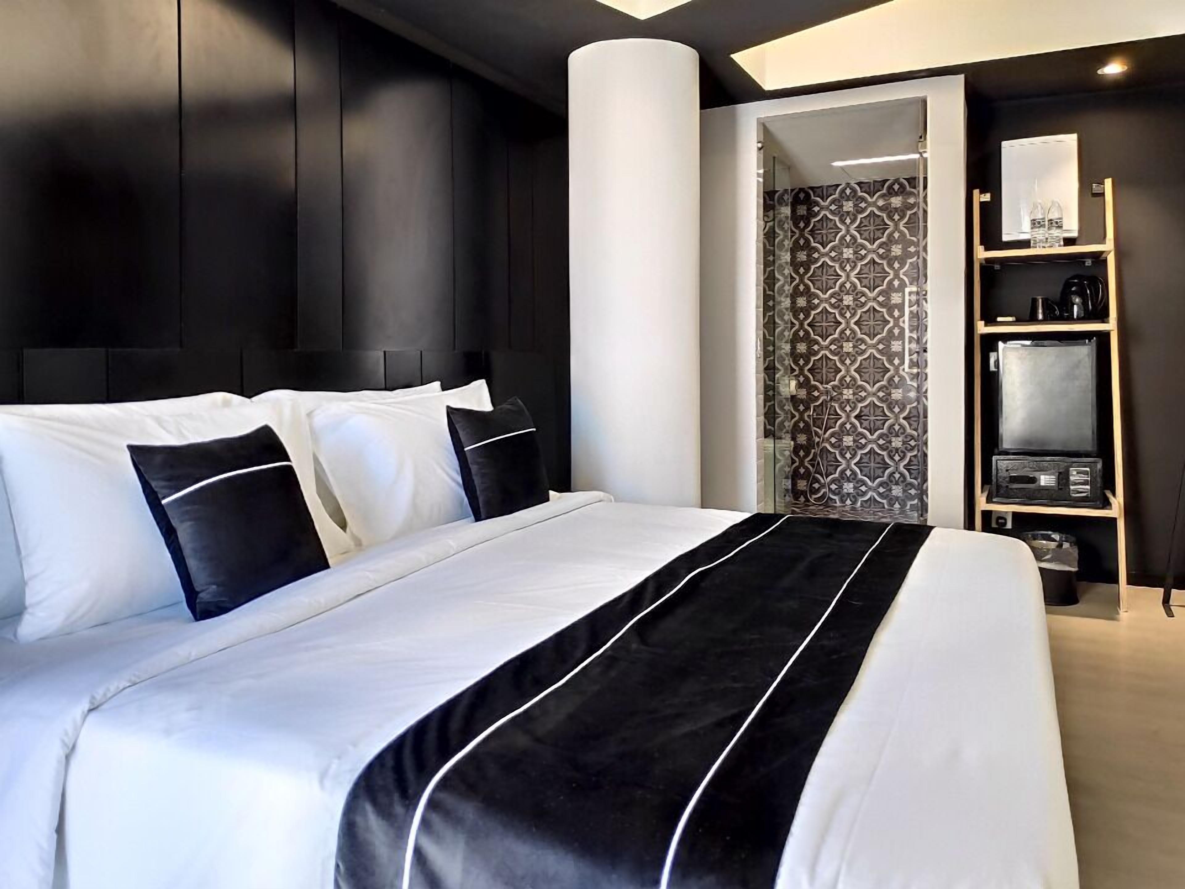 cyan premier (1 queen or 2 single beds) | 1 bedroom, minibar, in-room safe, desk