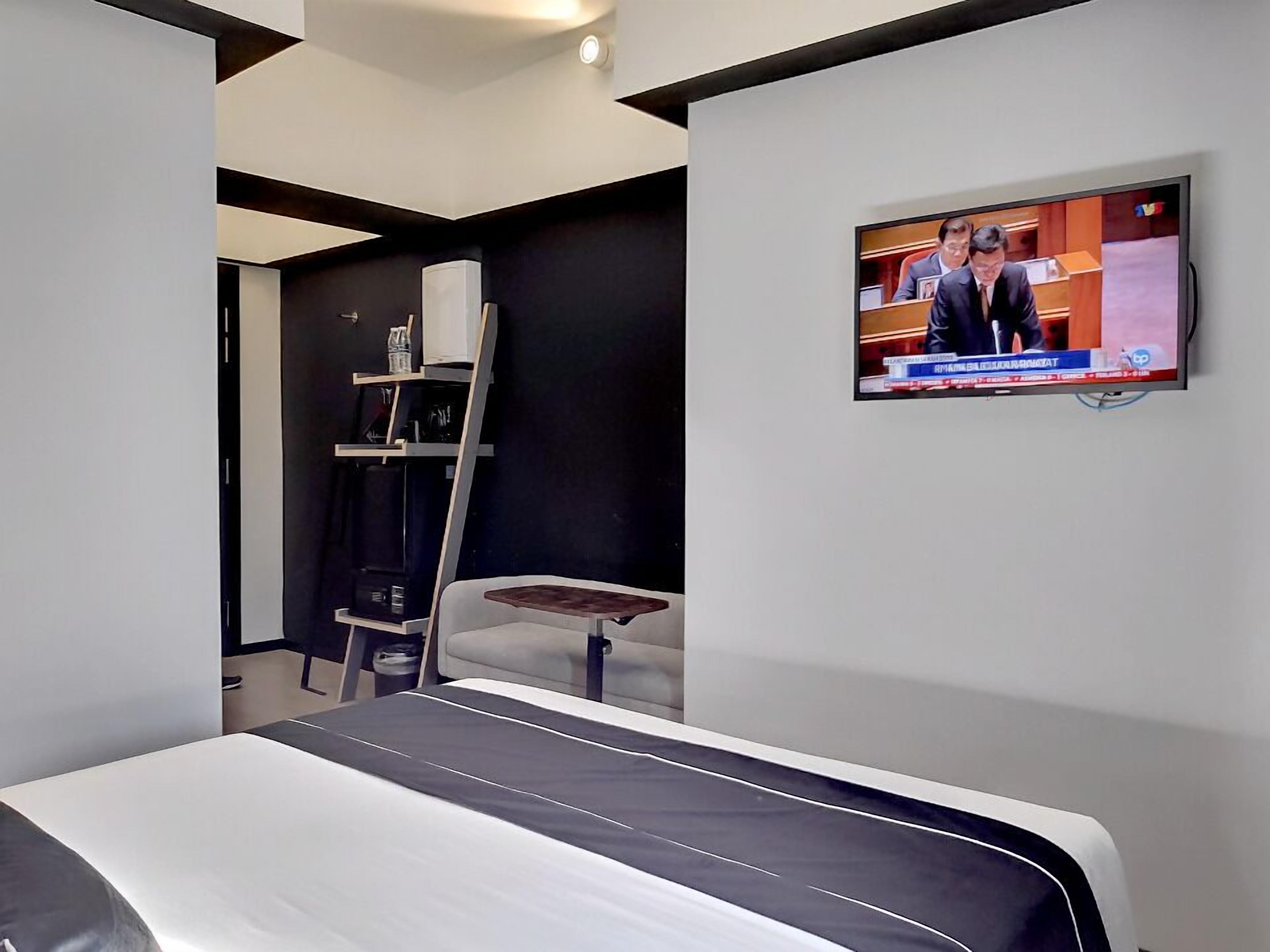 amber deluxe (1 queen or 2 single beds) | 1 bedroom, minibar, in-room safe, desk