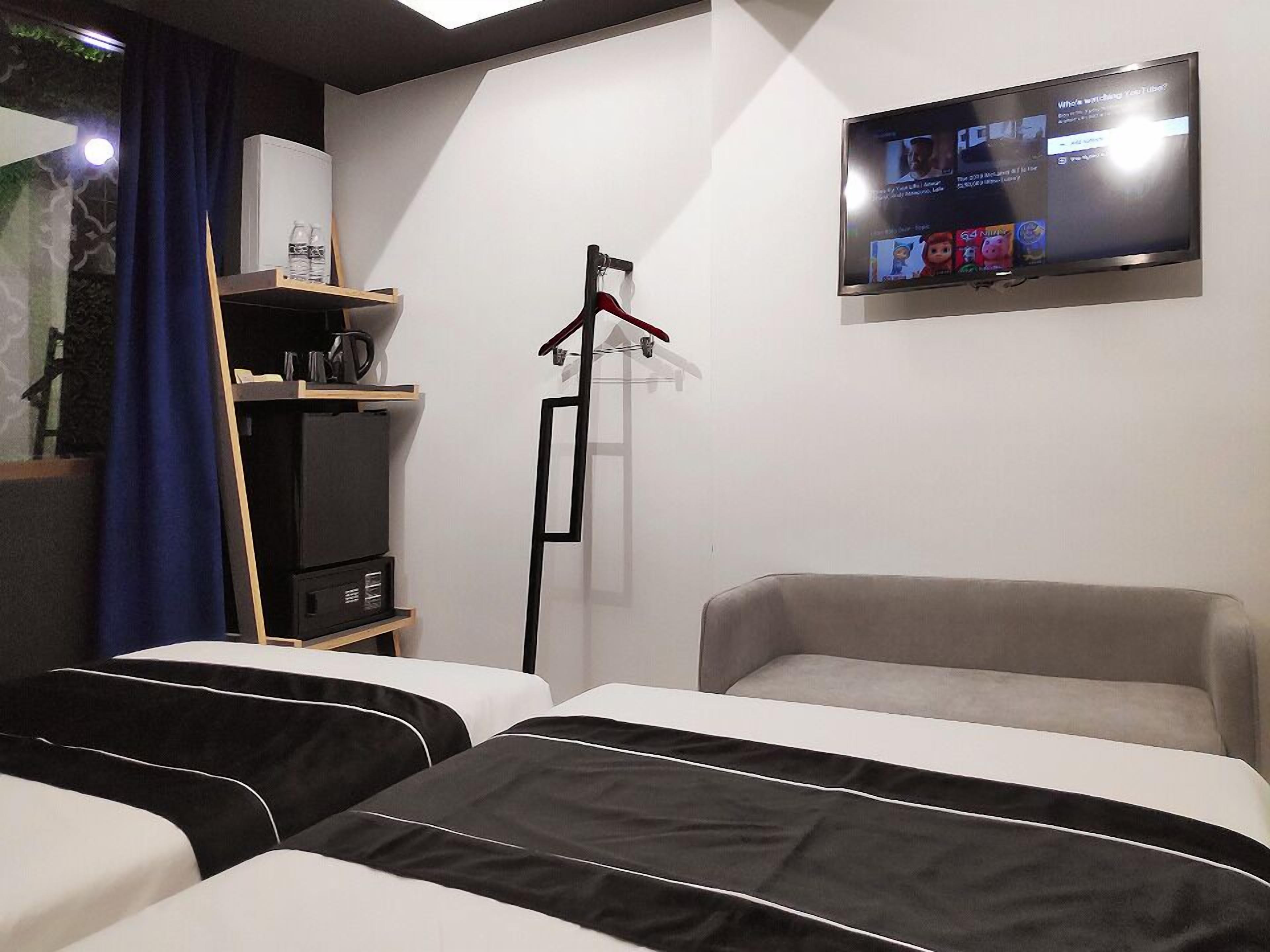 buttermilk deluxe (1 queen or 2 single beds) | 1 bedroom, minibar, in-room safe, desk