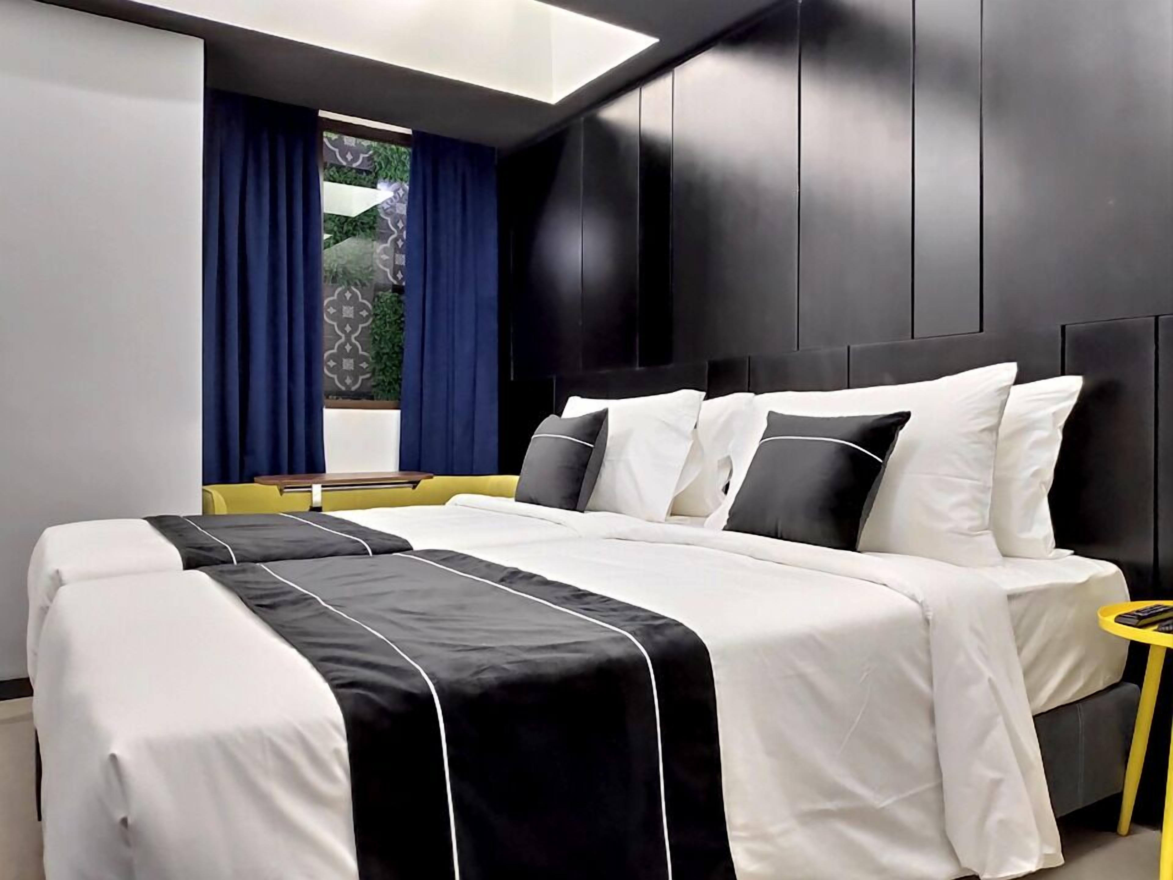 magenta standard (1 queen or 2 single beds) | 1 bedroom, minibar, in-room safe, desk