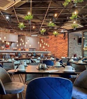 Desayuno con opciones de la cocina local diario (MYR 18.00 por persona)