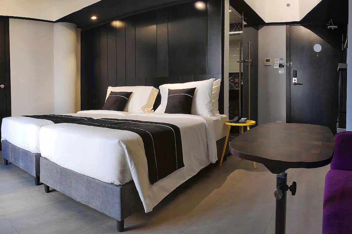 loop connecting | 1 bedroom, minibar, in-room safe, desk