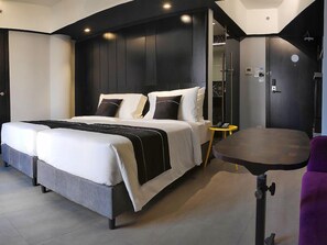 Room (Loop Connecting) | Bar mini, peti besi dalam bilik, meja, ruang kerja komputer riba