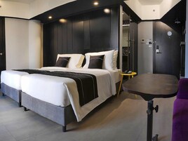 Loop Connecting | Minibar, in-room safe, desk, laptop workspace