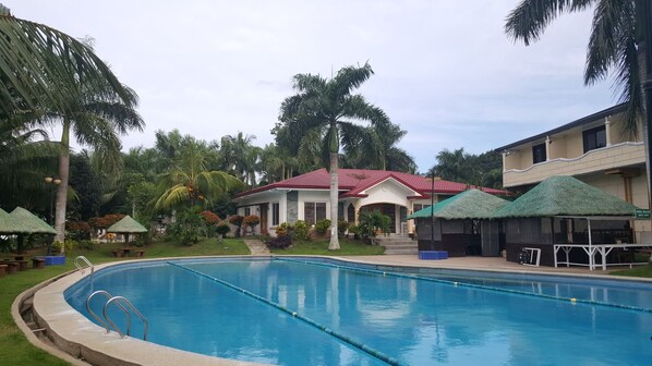 Hồ bơi ngoài trời, mở cửa từ 9:00 đến 20:00, dù/ô trên bãi biển/hồ bơi 