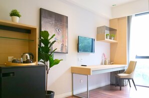 Een laptopwerkplek, een strijkplank/strijkijzer, gratis wifi, beddengoed