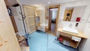 Comfort Apartment | Bathroom | Shower, hair dryer, towels, soap - Pension Bergkristall (Heiligenblut)