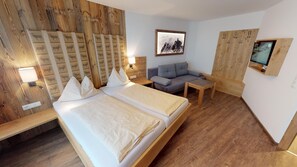 Comfort Condo, 2 Bedrooms, Accessible | Premium bedding, in-room safe, desk, laptop workspace - Pension Bergkristall (Heiligenblut)