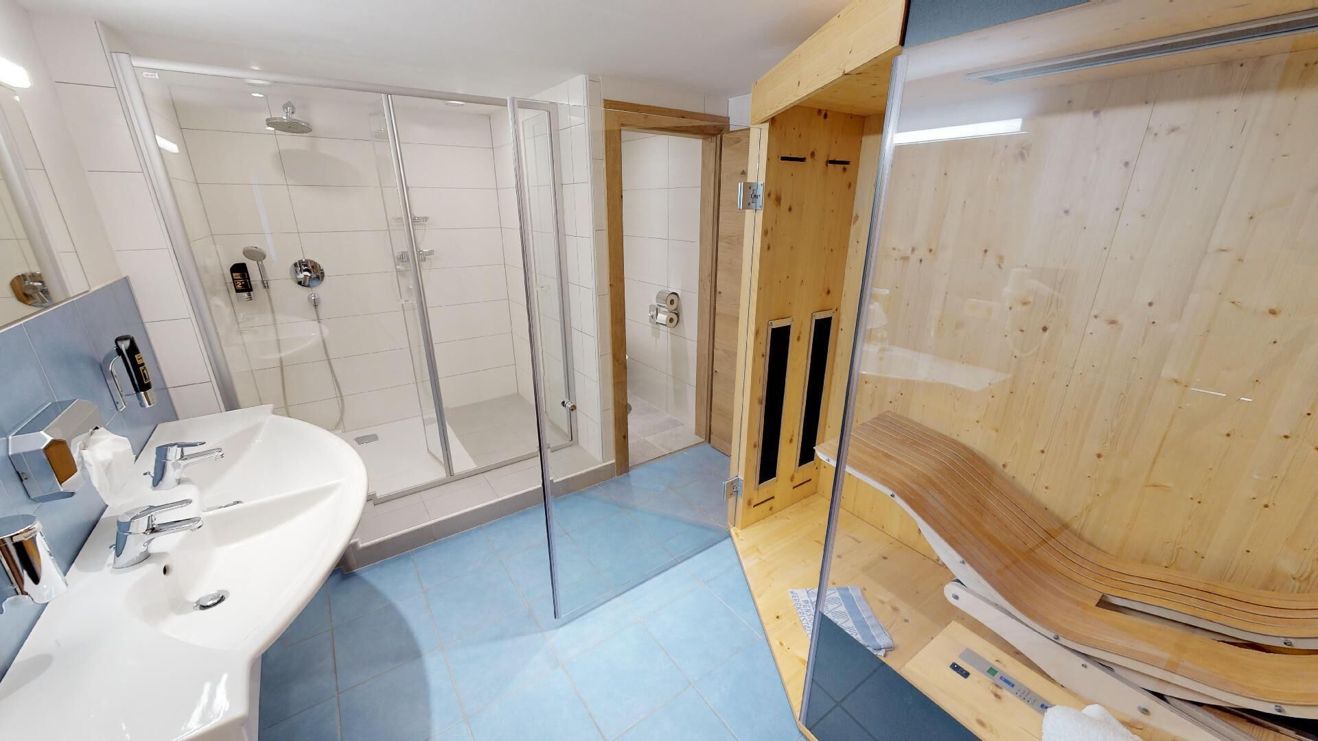 Comfort Condo, 2 Bedrooms, Accessible | Bathroom | Shower, hair dryer, towels, soap