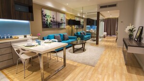 Ein modernes Wohnzimmer mit Sofa, Couchtisch und Essbereich.