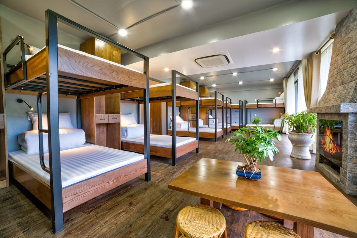 Dormitorio compartido, dormitorio mixto (16 Beds) | Tabla de planchar con plancha, wifi gratis y ropa de cama
