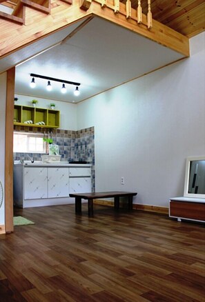 Basic-Maisonette (102) | Wohnbereich | Flachbildfernseher
