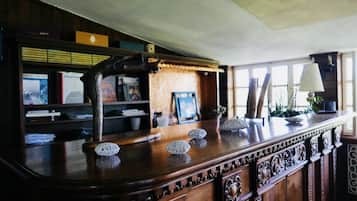 Suite (Biliardo) | 1 bedroom, hypo-allergenic bedding, down duvets, memory-foam beds