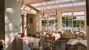 Lunch, dinner, brunch served; Italian cuisine