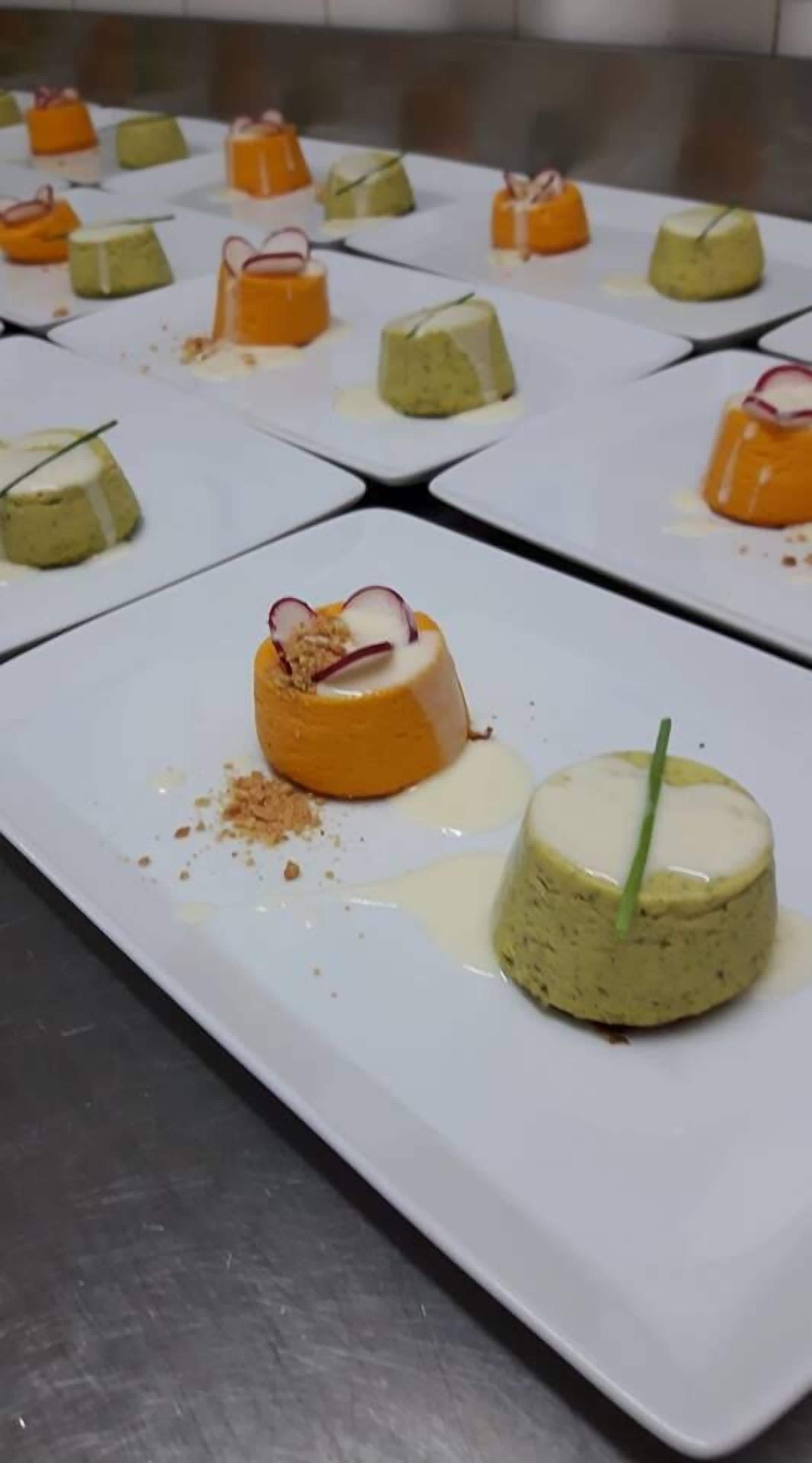 Une présentation de desserts comprenant divers petits desserts ronds et colorés, disposés sur des assiettes blanches.