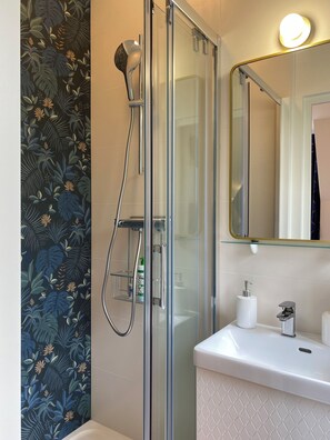 Habitación doble Premium, baño en la habitación, vista al jardín | Baño | Secadora de cabello, toallas, jabón, shampoo