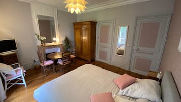 Chambre Camelia | Décoration personnalisée, espace de travail pour ordinateur portable