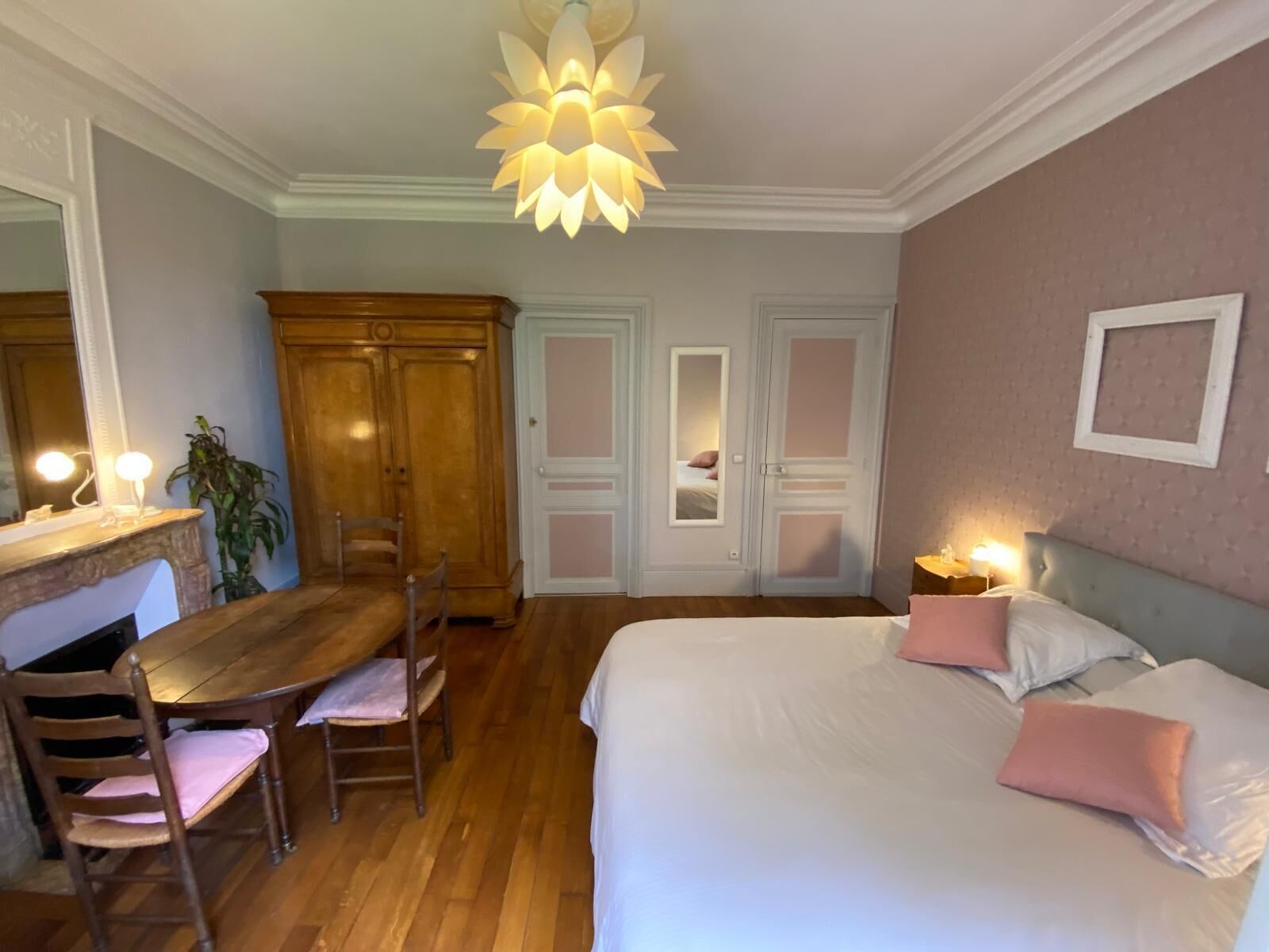 Romanttinen huone | Yksilöllisesti sisustettu, kannettavalle tietokoneelle sopiva työtila