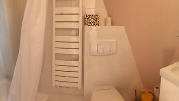 Ein Badezimmer mit Dusche, Toilette und Waschbecken.