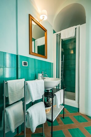 Habitación panorámica, vista al mar | Baño | Regadera, secadora de cabello, bidet, toallas 