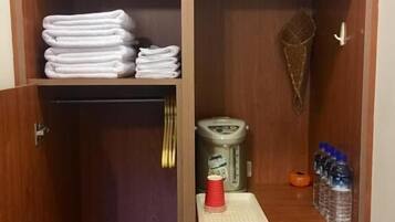 Habitación cuádruple Deluxe | Cortinas blackout, wifi gratis y ropa de cama