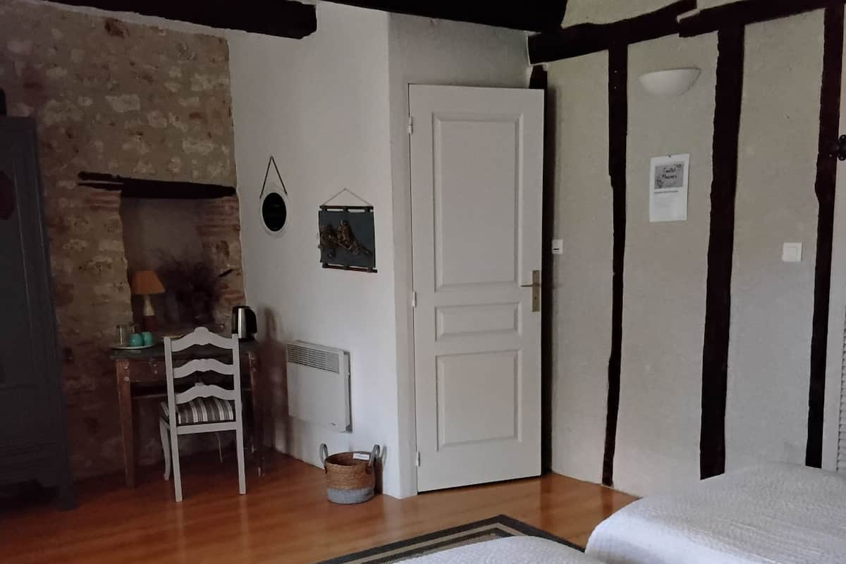 Traditionele tweepersoonskamer, 1 kingsize bed, kamers met tussendeur (Agapanthe) | Individueel gedecoreerd, individueel gemeubileerd