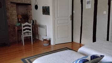 Traditionele tweepersoonskamer, 1 kingsize bed, kamers met tussendeur (Agapanthe) | Individueel gedecoreerd, individueel gemeubileerd