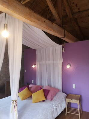 Romantische kamer, 1 twee- of 2 eenpersoonsbedden | Individueel gedecoreerd, individueel gemeubileerd