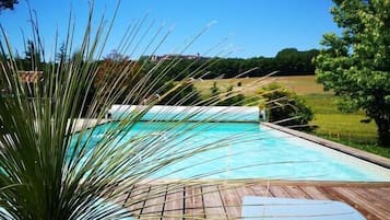 Sæsonbestemt udendørs pool, parasoller, liggestole