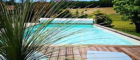 Piscine extérieure (ouverte en saison), parasols de plage