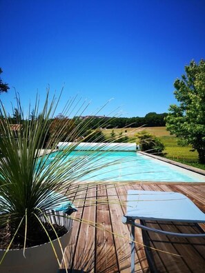 季節限定屋外プール、プール パラソル、サンラウンジャー