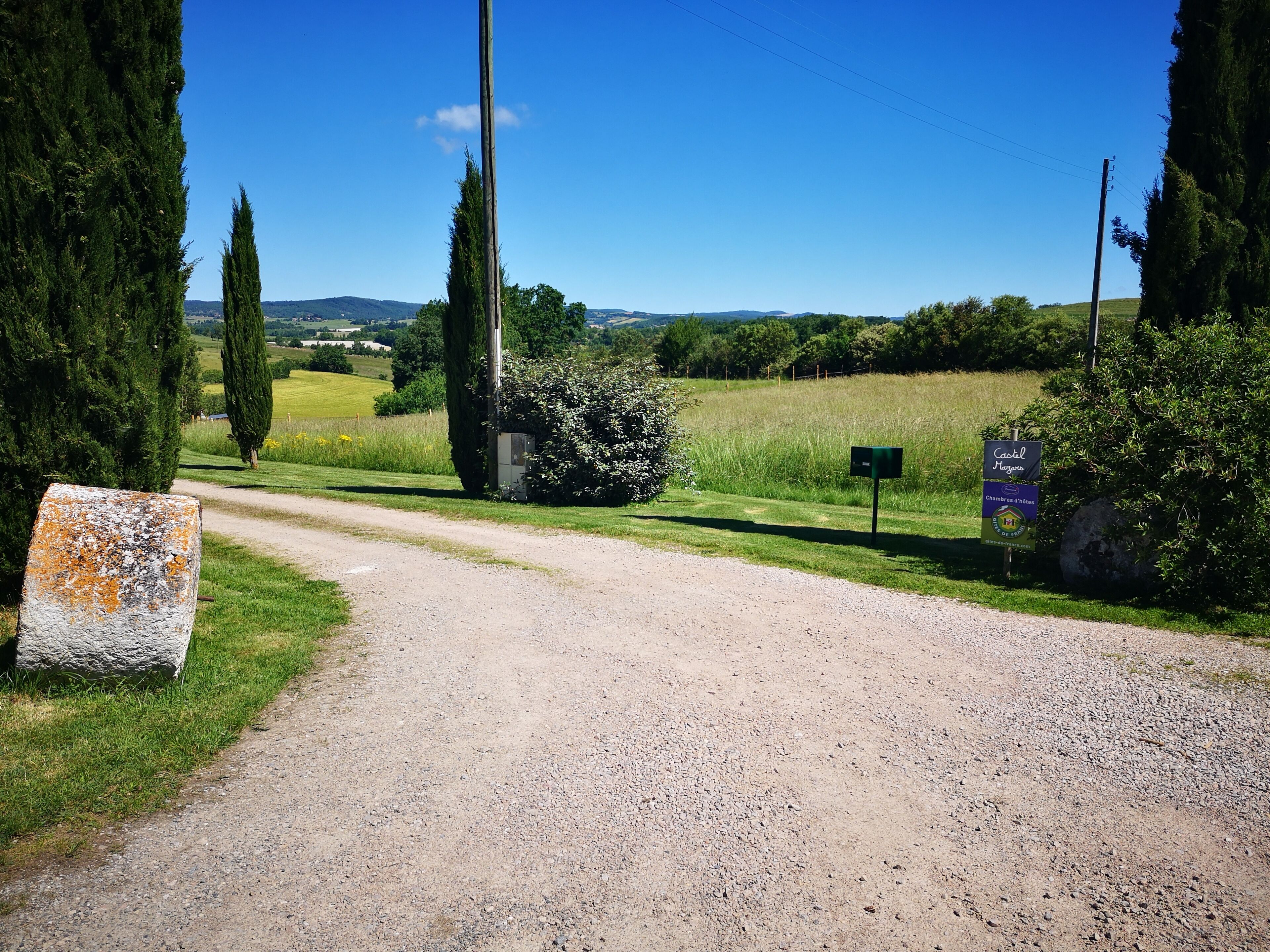 Una carretera rural con un cartel que indica el lugar llamado 'Castel Margna'.